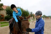 SWR Fernsehen DIE STEIN, "Entscheidungen", am Sonntag (05.08.12) um 22:50 Uhr. Johann Hofer (Beat Marti, r.) lädt Katja Stein (Julia Stemberger, l.) zu einer ganz besonderen Reitstunde ein.