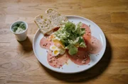 Die Vorspeise von Michaela Pistono: Carpaccio vom Jungbullen mit Wachtelei im Salatnest.