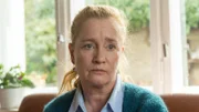 Leonies Laden bringt kaum Geld ein. Die junge Frau konnte sich die Miete für ihre Wohnung nicht mehr leisten. Strom und Wasser sind auch schon abgestellt. Ihre Vermieterin Anne Tietze (Nadja Engel) hat Verständnis für die schwierige Situation ihrer Mieterin. Doch mit wem ist Leonie in Streit geraten?