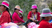 Berg Dorfbewohner in traditioneller Kleidung auf dem Q'iswachaka-Brücken-Festival in Peru.
