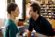 SWR Fernsehen DIE STEIN, "Entscheidungen", am Sonntag (05.08.12) um 22:50 Uhr. Flirt im Lehrerzimmer: Katja Stein (Julia Stemberger, l.) und Johann Hofer (Beat Marti, r.).