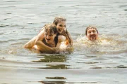 Felix Voss (Fabian Hinrichs, vorne), Antonia Hentschel (Sina Martens) und Marcus Borchert (Pirmin Sedlmeir) im See.