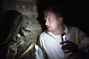 ARD/SWR TATORT, "Château Mort", Fernsehfilm Deutschland, Kai Perlmann (Sebastian Bezzel) wurde in einer Höhle eingesperrt, in der eine Art Mumie sein einziges Gegenüber ist. Er hat viel Zeit, darüber nachzudenken, und so wird ihm klar, dass sie etwas mit einem Fall zu tun hat, der tief in die Vergangenheit reicht.