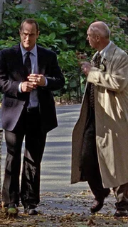 In der Nähe des Kinderspielplatzes entdecken Detective Elliot Stabler (Christopher Meloni) und Capt. Don Crager (Dann Florek) einen im Wald versteckten Kinderkörper. Ist es das vermisste Kind?