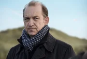 Die Spur in Carl Sievers‘ (Peter Heinrich Brix) erstem Fall führt ausgerechnet in sein ehemaliges Kommissariat nach Kiel.