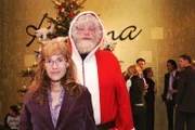 Die Weihnachtsfeier beginnt! Lisa (Alexandra Neldel, l.) und der Weihnachtsmann (Dirk Hinzberg, r.). (Dieses Foto von Alexandra Neldel darf nur in Zusammenhang mit der Berichterstattung über die Serie "Verliebt in Berlin" veröffentlicht und verbreitet werden.)