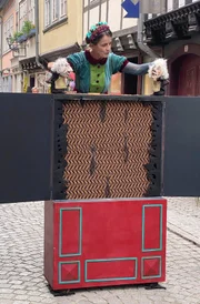 Die Schauspielerin Annette Seibt erzählt die Brückengeschichte mit Puppen