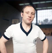 Als „Uns Uwe“ wurde er von der ganzen Fußballnation verehrt und blieb auch nach dem Ende seiner Karriere bis zu seinem Tod ein Volksheld: Uwe Seeler.