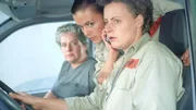 Walter versucht den Bus mit Melanie (Sigrid M. Schnückel, r.), Elke (Monika Guthmann, M.) und Uschi (Barbara Freier, l.) aufzuhalten. Melanie verhandelt telefonisch mit Jutta Adler.