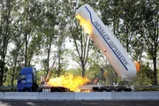 Die flüchtenden Gangster bringen mit einer Handgranate eine Gipssilo zum Abheben, woraufhin die Kommissare mit ihrem Wagen unfreiwillig in einem Baum landen...