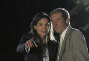 Dr. Fährmann (Michael Lesch) und Dr. Lena Weingarten (Alexandra Kamp) beobachten begeistert die Lieblingstiere der Staatssekretärin - die nachtaktiven Kiwis.