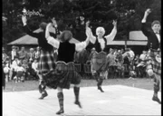 1967 schwanken die Schotten zwischen Heimatverbundenheit und Neustart im Ausland. Im Bild: Tanz auf einem Volksfest in den Highlands.