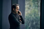 Der schwerreiche Grieche Kosta (Alex Dimitriades) hat ein paar Probleme. Eines davon ist der Fremde, den er - warum auch immer - tot sehen möchte. Der für ihn tätige Auftragskiller erfüllt seine Arbeit bisher allerdings nicht zur vollsten Zufriedenheit.