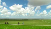 Links ist Meer: Der Blick aufs Watt und den Himmel scheint nie zu enden.
