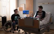 Leopold Prinz (Dennis Svensson, re.) hatte plötzlich starke Schmerzen im unteren Rückenbereich und sein Bruder Daniel (Mick Morris Mehnert, li.) hat ihn in die Sachsenklinik gebracht.