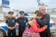Dr. Antonio Aguilar (Gabriel Munoz Munoz, r.) tröstet seine Tochter Maja (Amanda Da Gloria, 2.v.r.), die mit Claudia (Janette Rauch, l.) und Tarik (Serhat Cokgezen, 2.v.l.) aufs Revier muss, um eine Aussage zu machen.