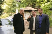 Die Kommissare Korbinian Hofer (Joseph Hannesschläger, m.) und Sven Hansen (Igor Jeftic, r.) statten Georg Zech (Volkert Kraeft, l.) abermals einen "Besuch" ab.