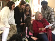 Vera mit aktuellen und erwachsenen Pflegekindern.
