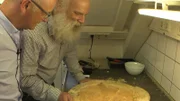 Der Dendrochronologe Karl-Uwe Häußner (rechts) ist ein weltweit gefragter Experte zur Bestimmung des Alters von archäologisch geborgenen Hölzern. Links: Moderator Karsten Schwanke.