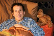 Willi mit einem Teddy im Bett. Heute dreht sich alles ums Schlafen.
