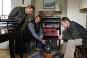 Bürgermeister Schattenhofer befürchtet, dass er eine Hundehaarallergie hat. Von links: Lorenz Schattenhofer (Werner Rom), Sebastian Wildner (Herbert Ulrich) und Xaver (Michael Schreiner).
