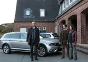 Ankunft im Polizeipräsidium Sylt. Verwunderung bei Hinnerk Feldmann (Oliver Wnuk, Mi.) und Ina Behrendsen (Julia Brendler, r.). Der neue Boss, Carl Sievers (Peter Heinrich Brix, l.), möchte lieber mit dem Fahrrad als mit dem Auto fahren. Hat er etwas zu verbergen?