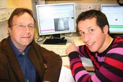 Willi mit Prof. Jürgen Zulley im Zentralklinikum in Regensburg. Hier werden wichtige Daten vom Schlaflabor ausgewertet.