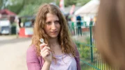 Doch dann gibt Emma Stein (Nathalie Lucia Hahnen) den Kommissaren den entscheidenden Hinweis: Gottscheck hat auf dem Campingplatz Drogen angebaut und verkauft. Hat er damit ein Motiv für den Mord an Helge Zoch?
