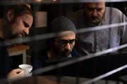 Bob Franck (Tom Audenaert, l.), Nassim Khaoulani (Roda Fawaz, M.) und Samuel Leroy (Patrick Ridremont, r.) sind zutiefst schockiert. Ihre Kollegin Billie wurde zur Geisel genommen.