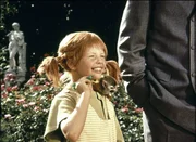 Bei einem Ausflug auf den Rummelplatz möchte Pippi (Inger Nilsson) auch unbedingt an einer Wurfbude ihr Glück versuchen.