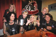 Im Club "Dunkle Bräute" gab es auch bessere Zeiten … (mit Lotta Doll, 3.v.r. und Julia Blankenburg, 2.v.l. mit Komparsinnen)