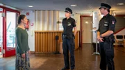 Die Suche nach dem Therapeuten Dr. Beller führt Melanie (Sanna Englund, M.) und Mattes (Matthias Schloo, r.) zu einer freikirchlichen Gemeinde, wo sie von Laura Schulz (Johanna Kolberg, l.) in Empfang genommen werden.