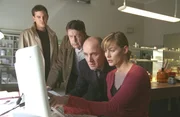 Die Laborergebnisse bringen die Gerichtsmediziner Dr. Judith Sommer (Gesine Cukrowski, r.) und Dr. Robert Kolmaar (Ulrich Mühe, 2.v.r.) auf eine erschreckende Spur. Etzel Hanisch (Daniel Krauss, l.) und Joe Hoffer (Jörg Gudzuhn, 2.v.l.) schauen interessiert zu.