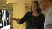 Mit Röntgenaufnahmen können Brüche und Heilungsprozesse, aber auch krankhafte Veränderungen an den Knochen festgestellt werden. So bringt die Anthropologin Julia Gresky oft tausende Jahre alte Skelette "zum sprechen". Rechts: Karsten Schwanke.