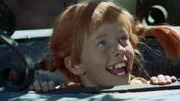 Pippi (Inger Nilsson) klettert die Mauer hoch um in das Verlies wo ihr Vater versteckt ist zu gelangen.