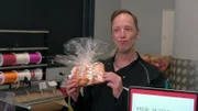 S02E49: Daniel verabschiedet sich von seinen Kollegen, kauft Geschenke ein und klärt schließlich mit Udo und Metin ein wichtiges Thema.