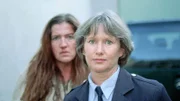 Walter (Katy Karrenbauer, l.) durchschaut Juttas (Claudia Loerding) Plan und noch einmal, die Anstaltsleiterin mit deren Geld, auf das Walter Zugriff hat, zu erpressen. Doch diesmal pfeift Jutta auf das Geld...