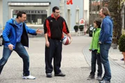 David und André freuen sich, Felix endlich kennenzulernen. Von links: David (Marco Michel), André (Andre Schleiernick), Felix Kramer (Shayan Hartmann) und Gregor Brunner (Holger M. Wilhelm).