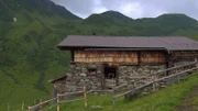 Auf der Unteren Lärchenbergalm versorgt Josef Kahn 10 Stück Rindvieh, Ziegen und Schweine.