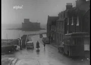 Edmund Wolf reiste nach Schottland, genauer gesagt auf die beiden Hebriden-Inseln Barra und Lewis und in die am Reisbrett entstandene neue Stadt Cumbernauld. Immer wieder hörte er dabei Geschichten vom Auswandern und vom Einwandern, vom Weggehen und Wieder-nach-Hause-Kommen.