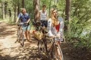 Marcus Borchert (Pirmin Sedlmeir, hinten), Felix Voss (Fabian Hinrichs) und Antonia Hentschel (Sina Martens) am See.