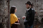 Jack (Moe Dunford, re.) hat Shiv (Roisin Gallagher, li.) einen Job vermittelt.