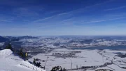 Blick vom Tegelberg ins winterliche Voralpenland.