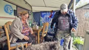 Tanja (46) und Willy (63) aus Gelsenkirchen sind nun schon seit einigen Wochen mit ihren beiden Hunden auf dem Campingplatz. Tibet-Terrier Teddy macht ihnen zunehmend Sorgen.