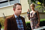 Klara (Wolke Hegenbarth, r.) und Hauptkommissar Paul Kleinert (Felix Eitner, l.) ermitteln im Mordfall "König der Gartenzwerge".