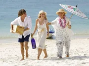 ARD DAS TRAUMHOTEL - STERNE &Uuml;BER THAILAND, Deutschland 2004, Regie Otto W. Retzer, am Samstag (05.01.13) um 15:05 Uhr im Ersten. Dorothea (Ruth Maria Kubitschek, re.) organisiert mit Leonie (Miriam Morgenstern) und ihrem Freund Niko (Andreas Tobias) eine Strandparty.