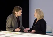 NDR Fernsehen DER DICKE, "Voll ins Herz", am Dienstag (06.04.10) um 21:45 Uhr. Isabel von Brede (Sabine Postel, r.) mit ihrem Mandanten Michael Strietz (Sebastian Ströbel, l.). Der junge Werbepraktikant hat von seinen Eltern eine Räumungsklage bekommen.