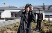Udo von Wackerstein (Dirk Schoedon) scheint endlich seine wahre Profession gefunden zu haben und ist nun Schornsteinfeger. Doch eines Morgens begegnet er auf einem Dach einem jungen Mann (Oskar Belton), der sich mit Kopfhörern tanzend der Dachkante nähert.