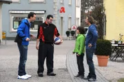 Felix ist überrascht, wer seine Basketballtrainer sind. David (Marco Michel), André (Andre Schleiernick), Felix Kramer (Shayan Hartmann) und Gregor Brunner (Holger M. Wilhelm).