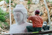 Nach buddhistischer Überzeugung erwirbt jeder, der eine Buddha-Figur spendet, Verdienste für sich und seine Verwandten für dieses und alle weiteren Leben.